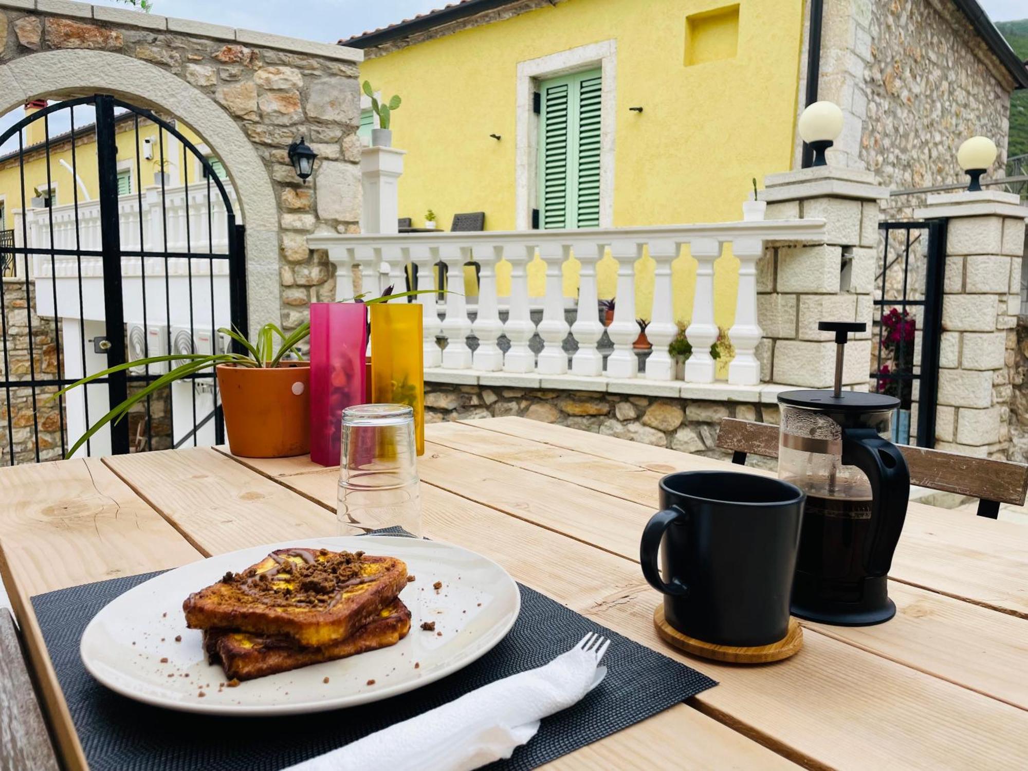 Guesthouse Near The Castle Of Himare Exterior photo